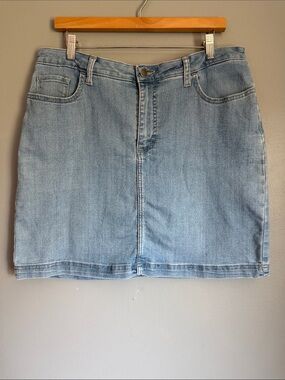 Lee Women’s Light Wash Mid-Rise Denim Mini Skort Skirt